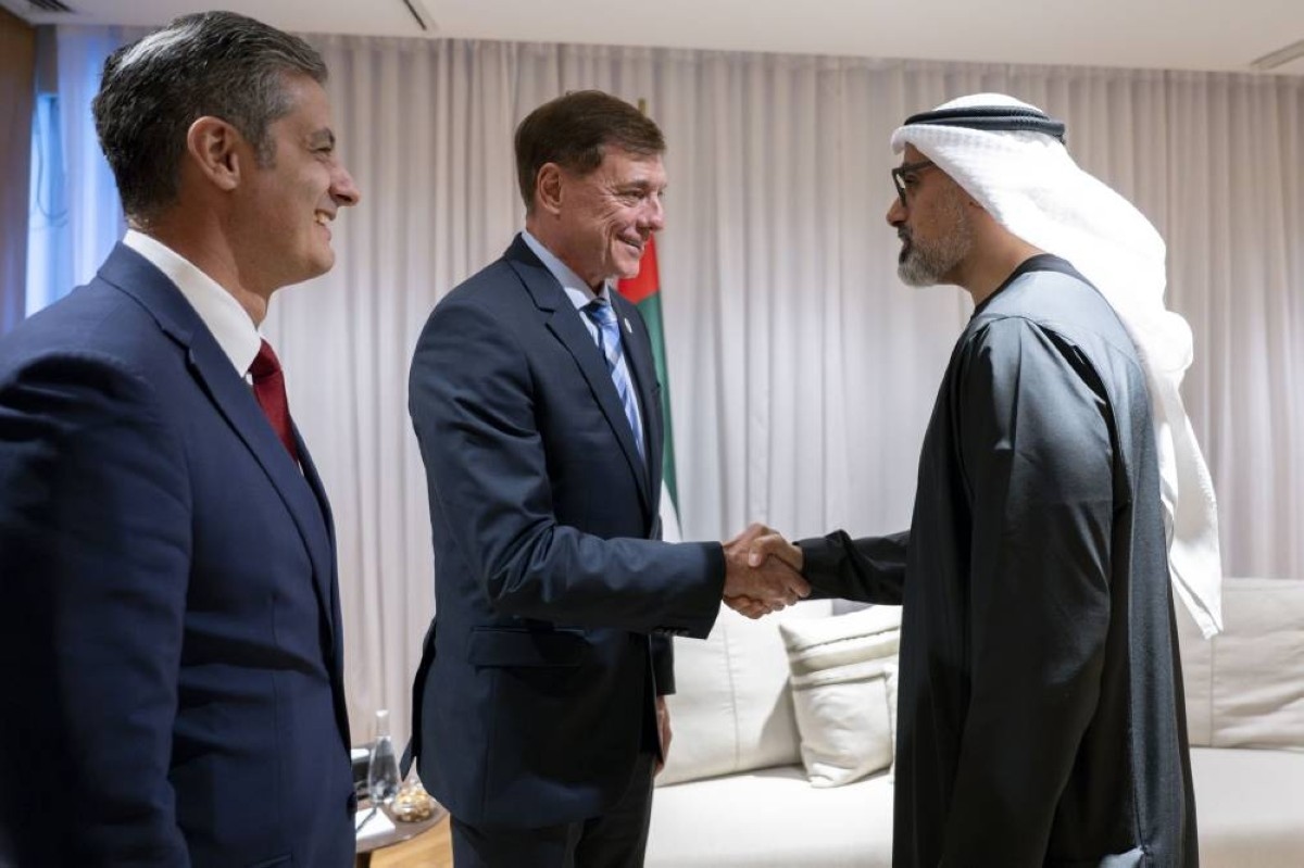 خالد بن محمد بن زايد يلتقي الرئيس التنفيذي للشركة البرازيلية لصناعة الطيران "إمبراير "
