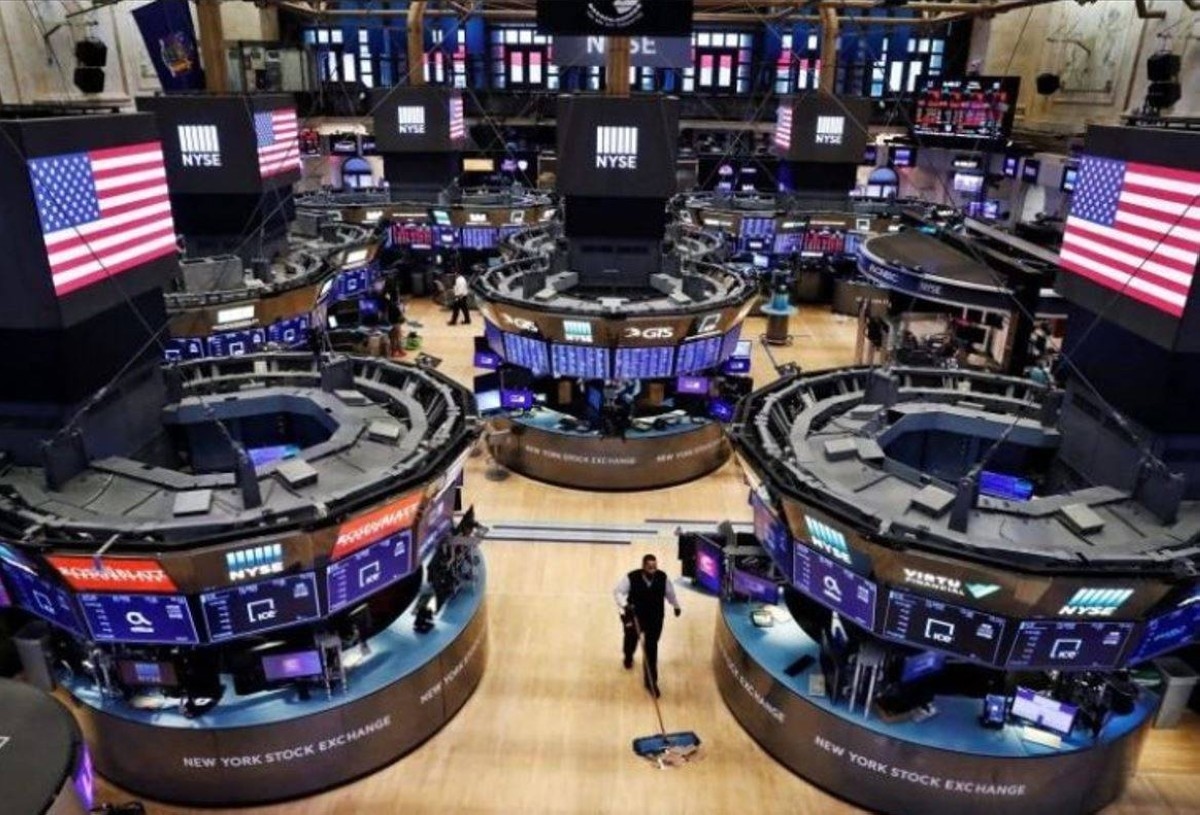 وول ستريت تتراجع بعد مستويات قياسية مرتفعة