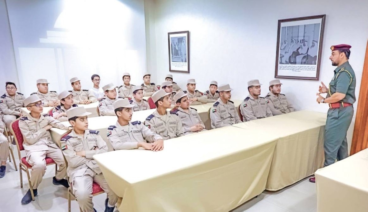 طلاب دورة شرطة المستقبل يطّلعون على غرفة عمليات شرطة عجمان
