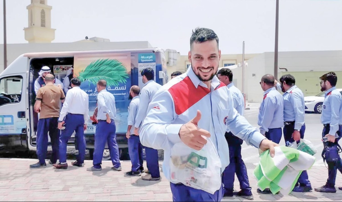 «دبي الخيرية» توزع المرطبات والوجبات على العمال