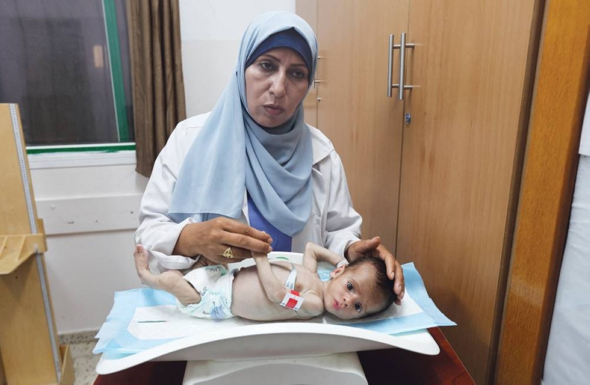 بمستشفى في غزة.. أطفال لا يقدرون حتى على البكاء