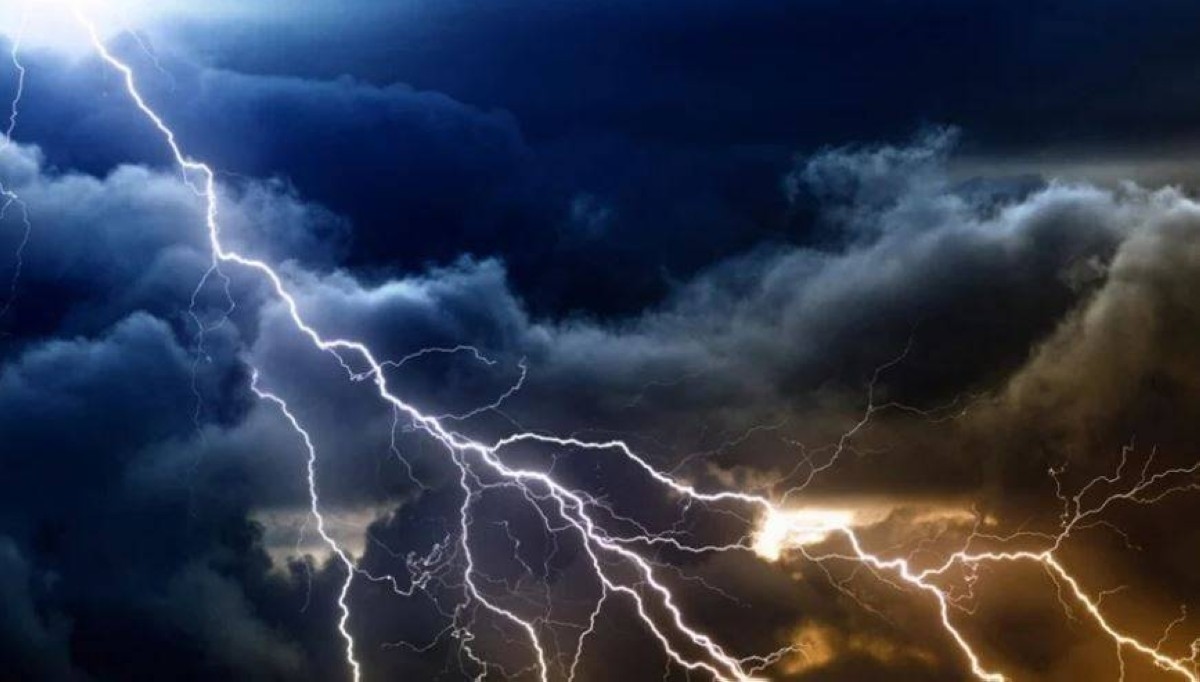 من قلب العاصفة.. هذا ما يُشعل شرارة البرق الأولى داخل السحب
