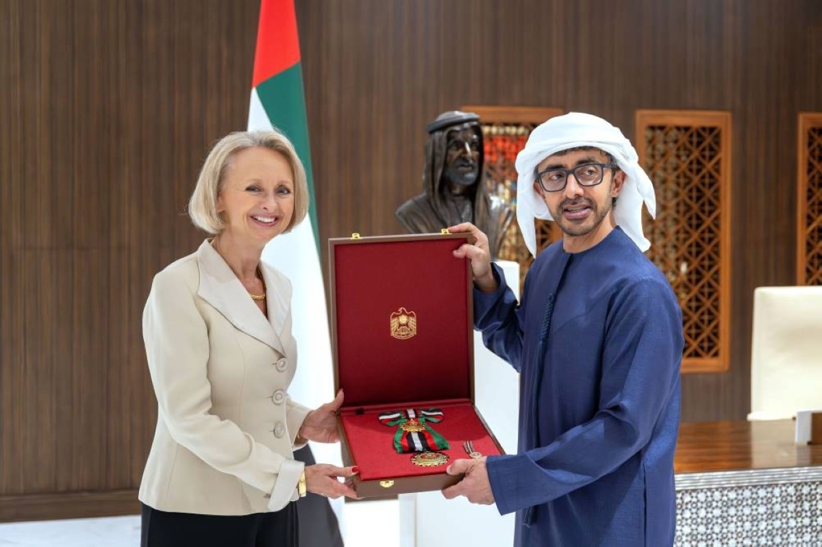 رئيس الدولة يمنح السفيرة الأمريكية وسام زايد الثاني من الطبقة الأولى