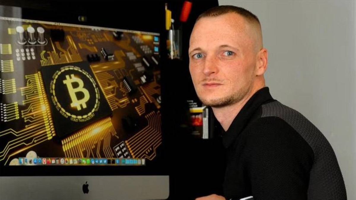 بعدما أضاع مليار دولار في القمامة.. هاولز يُسدل الستار على أكثر قصص بيتكوين جنوناً في التاريخ
