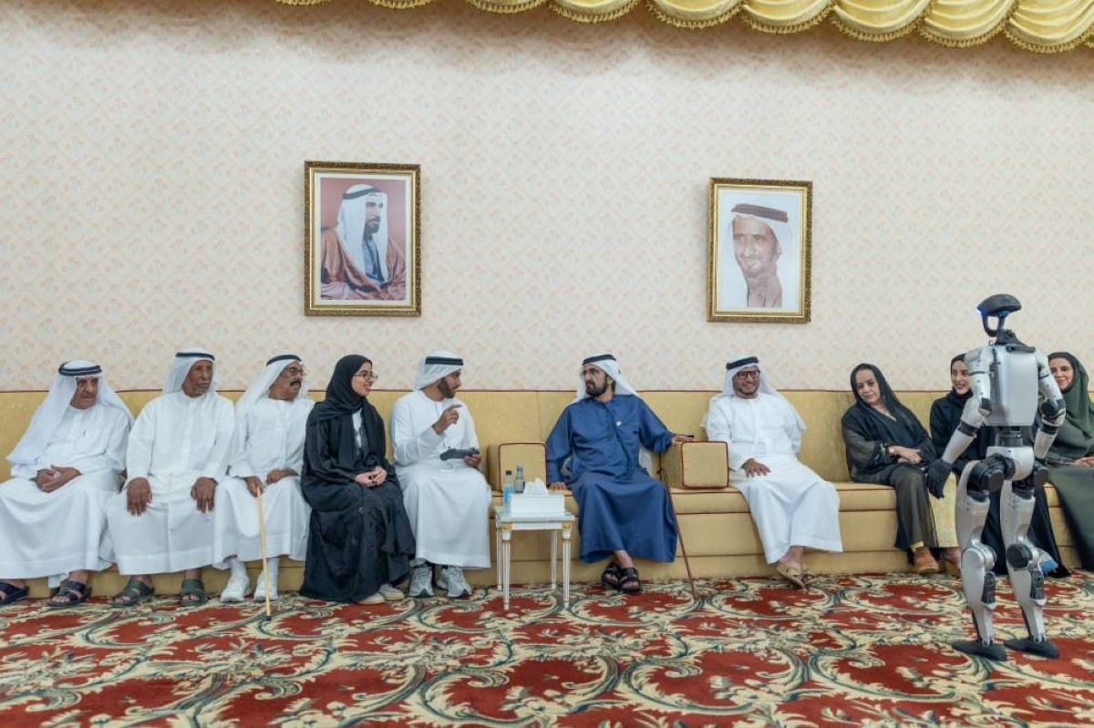 محمد بن راشد يطّلع على عرض حي للروبوت G1.. ما قصة هذا الابتكار التقني؟
