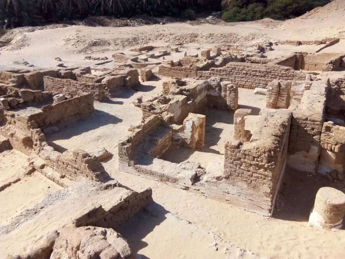 اكتشف أثار مدينة قبطية في الصحراء الغربية المصرية