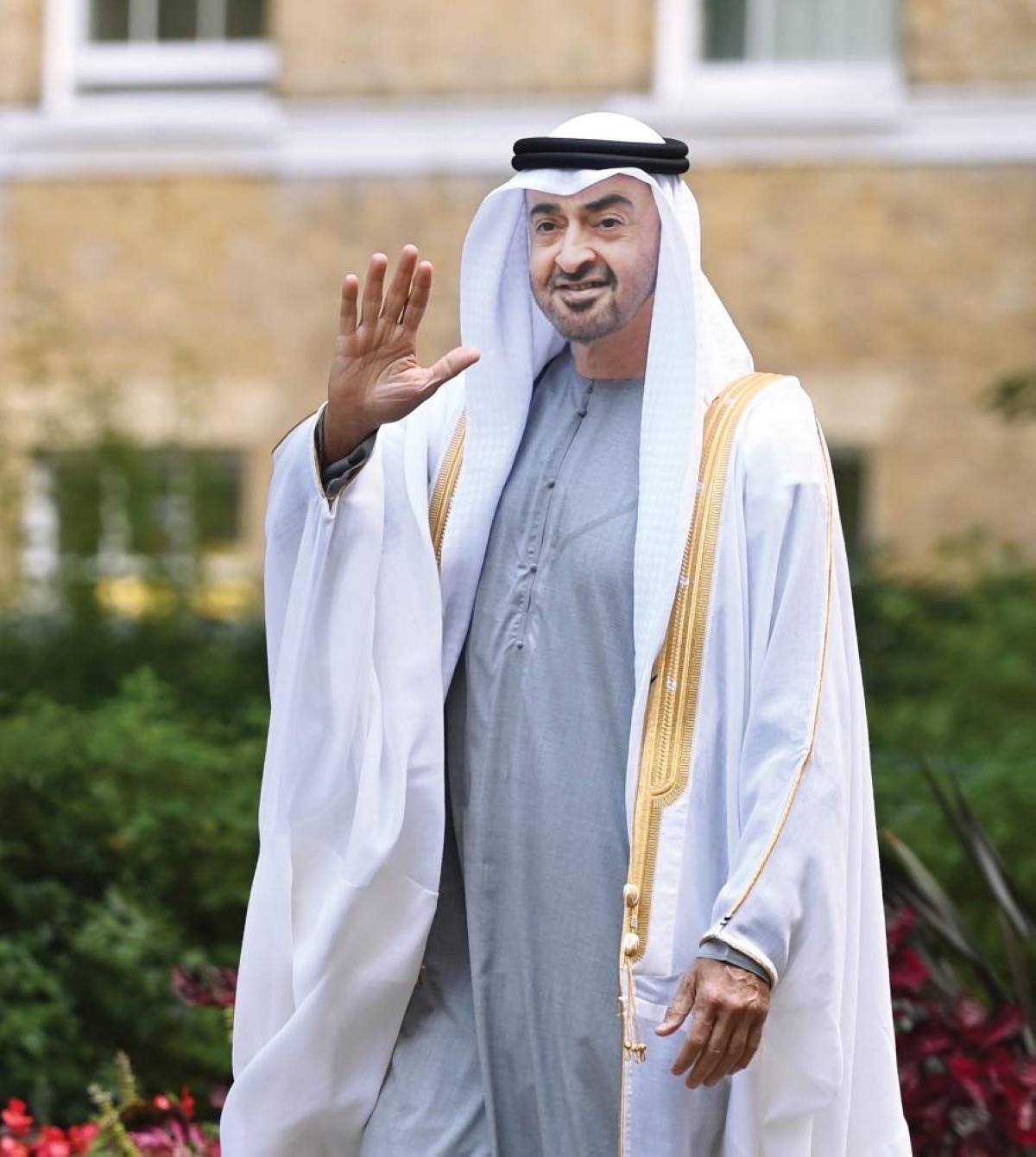 محمد بن زايد.. صانع السلام ورائد الدبلوماسية الإنسانية