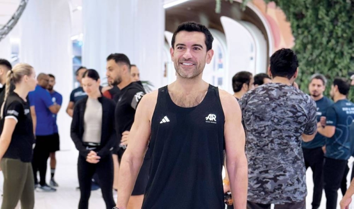 عدّاء إماراتي يوزع القهوة مجاناً للمشاركين في «دبي مولاثون»