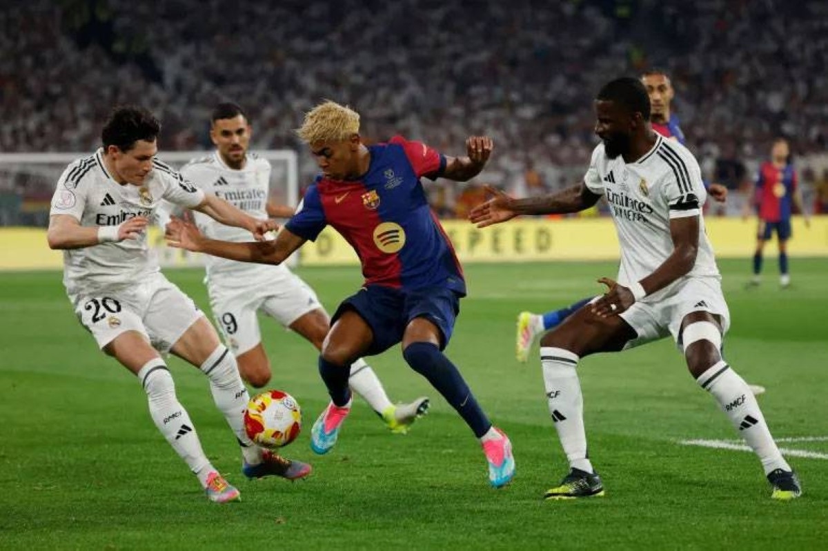 عودة الليغا.. صراع مبكر بين طموح برشلونة ورغبة ريال مدريد في استعادة المجد