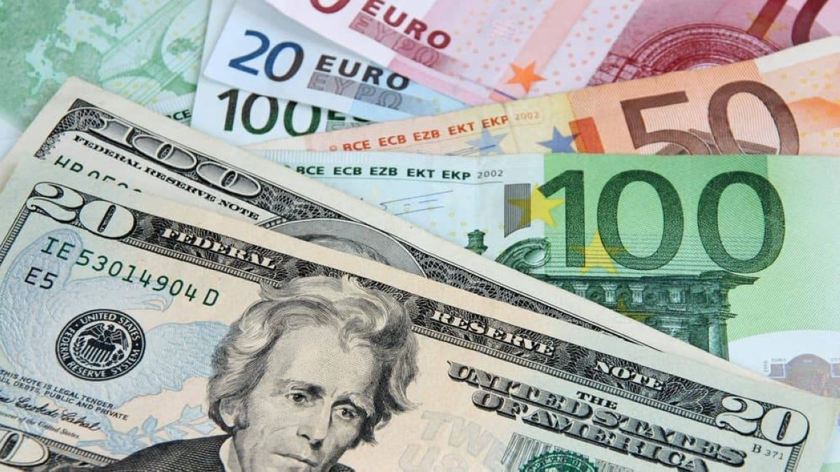 الدولار يتراجع بعد بيانات أمريكية والأنظار صوب "قمة ترامب وبوتين"