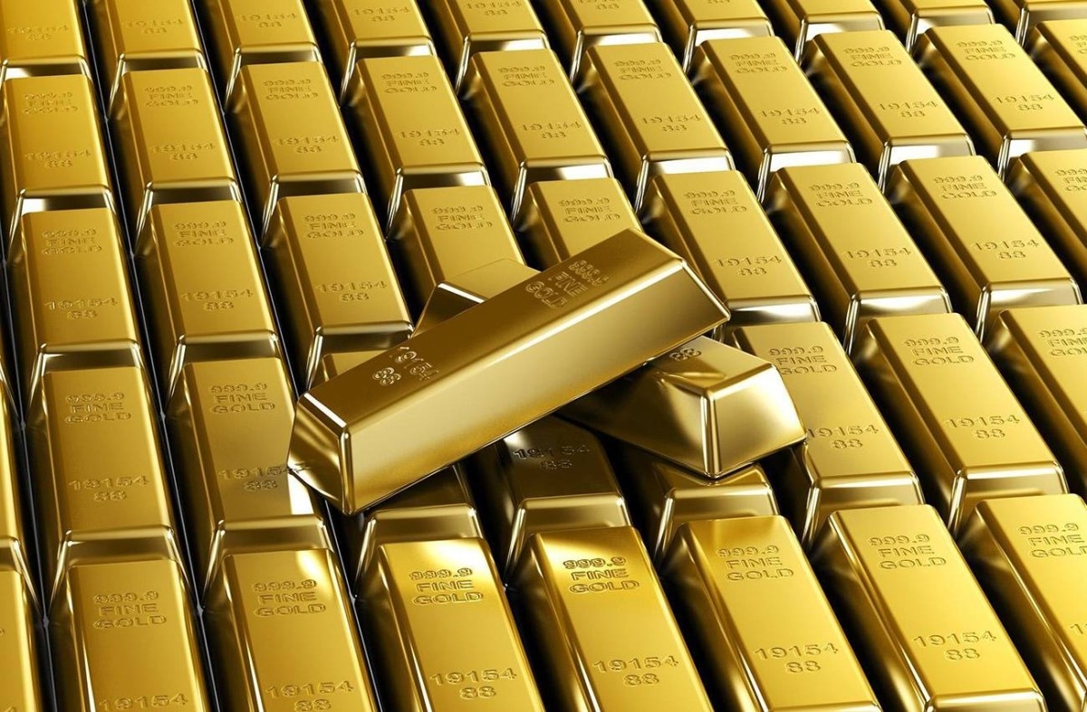 تراجع الدولار يصعد بالذهب قبيل صدور محضر المركزي الأمريكي
