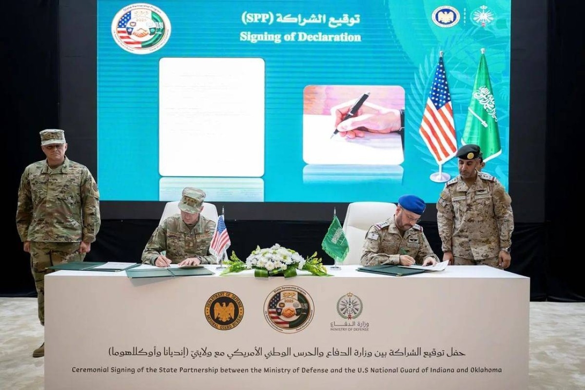 السعودية وأمريكا توقعان شراكة عسكرية