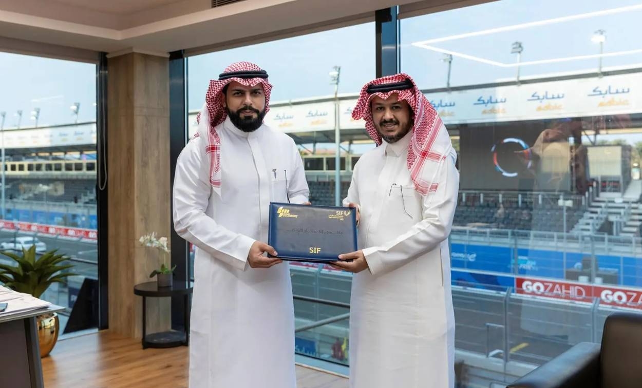 منتدى الاستثمار الرياضي يسلم شارة SIF لشركة رياضة المحركات السعودية