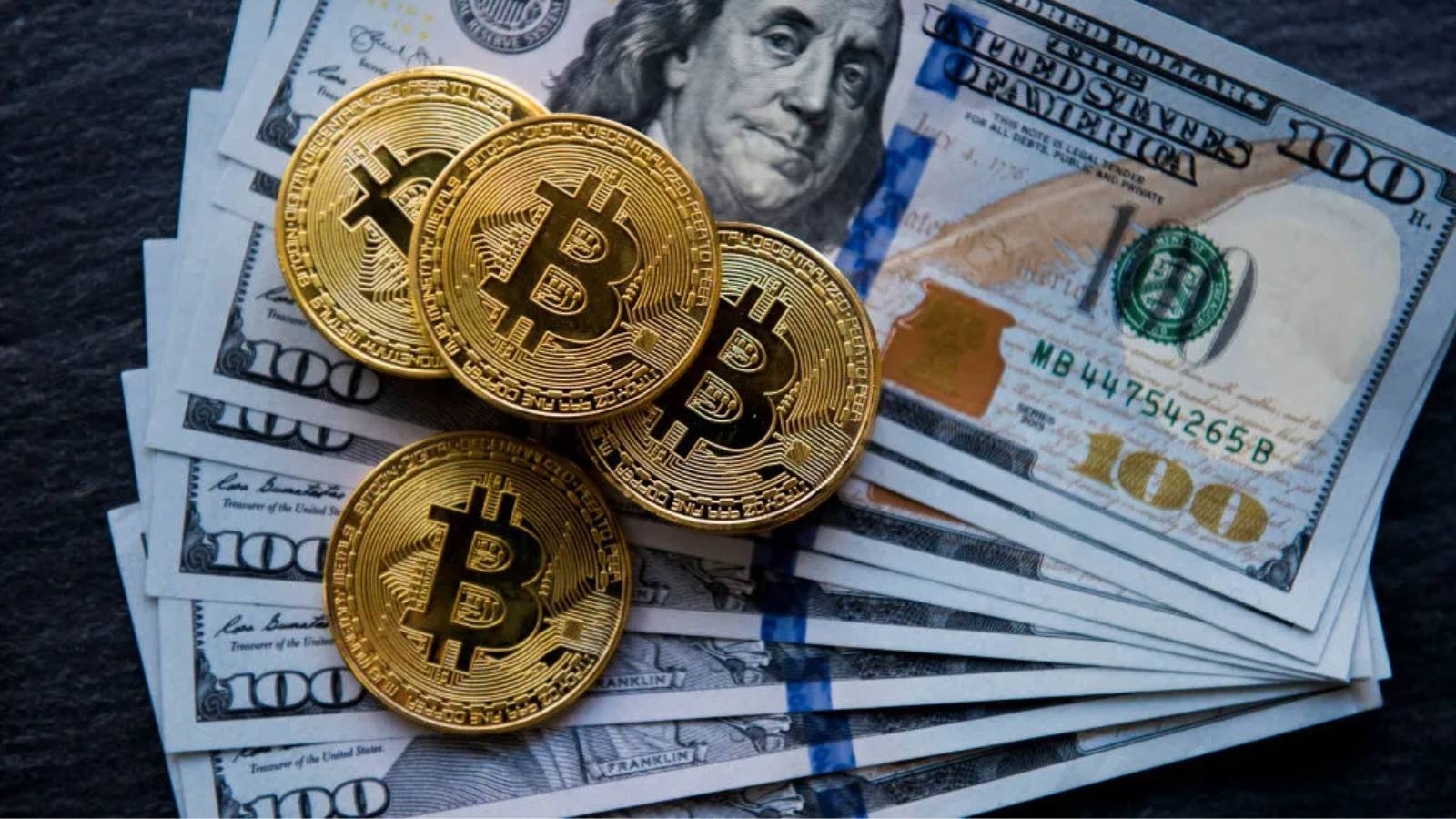 سعر بتكوين يستعيد الزخم يصعد 3% وسط تراجع الدولار