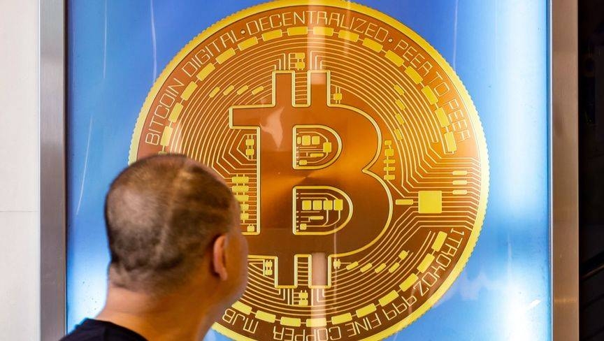 سعر بتكوين ينحدر وسط ضغوط رسوم ترمب على الأصول عالية المخاطر