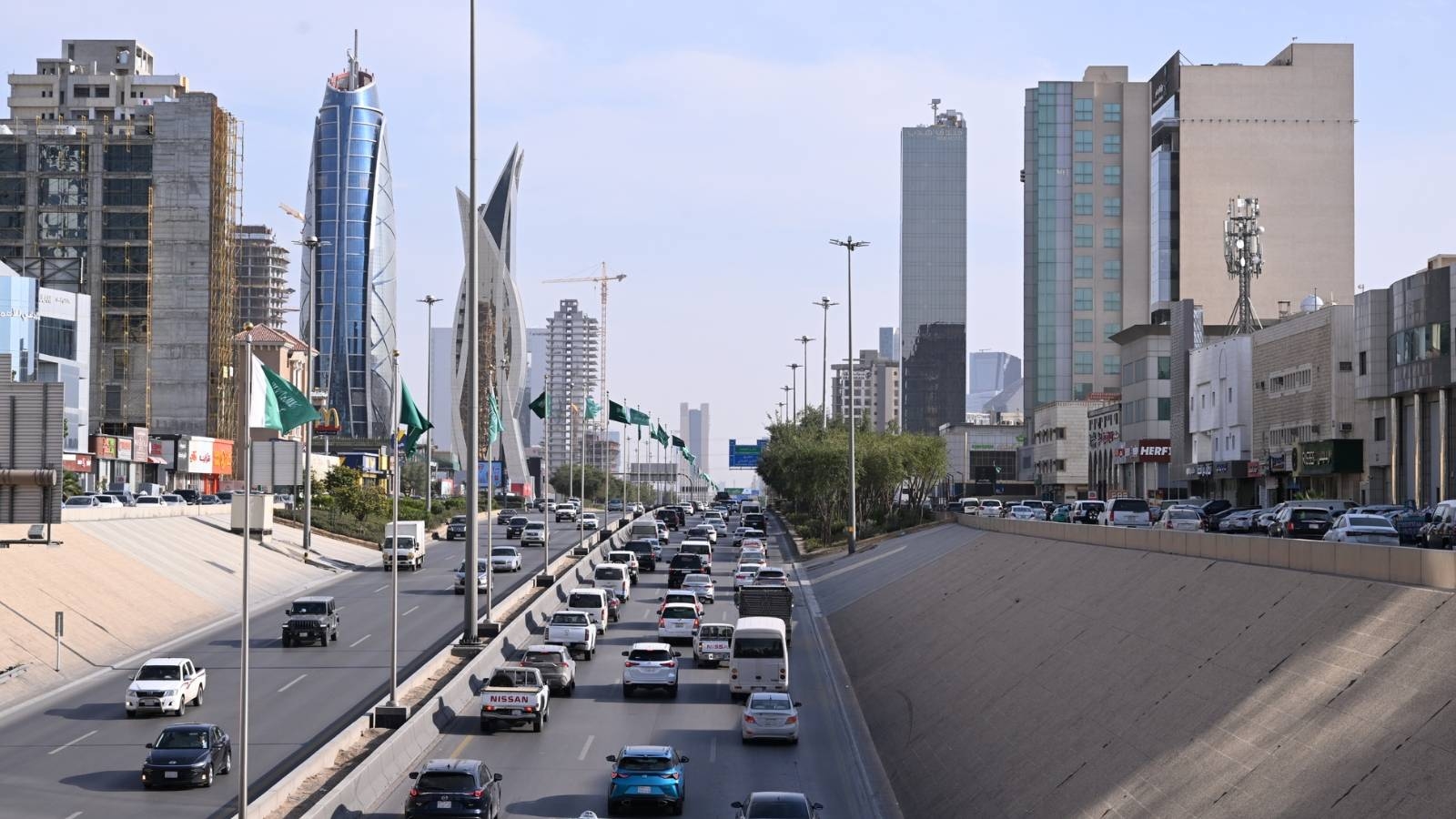 صندوق النقد يخفض توقعاته لنمو اقتصادات الخليج بعد هبوط أسعار النفط