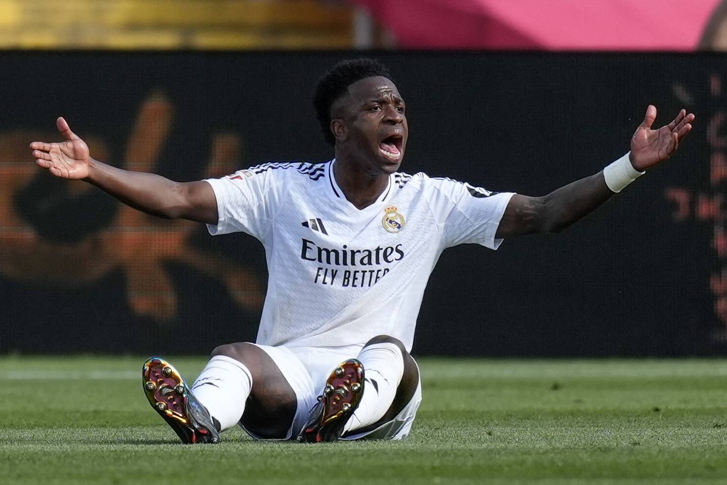 ريال مدريد يجدد عقد فينسيوس‬⁩ مقابل 100 مليون يورو ويصبح الأعلى أجرا