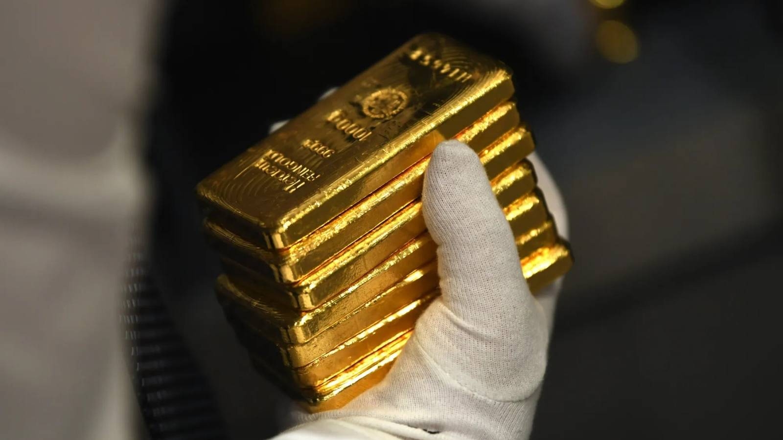 سعر الذهب يتراجع 1% مع انحسار مخاوف حرب الرسوم الأمريكية الصينية