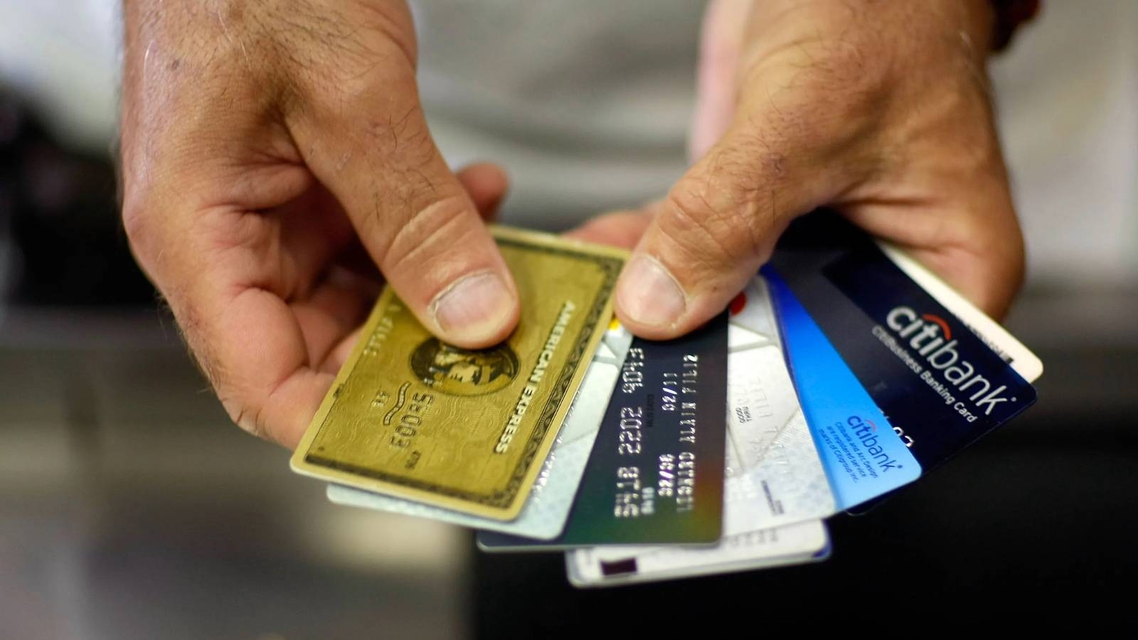 بطاقات الائتمان .. من امتياز لأقلية إلى ضرورة في الحياة اليومية