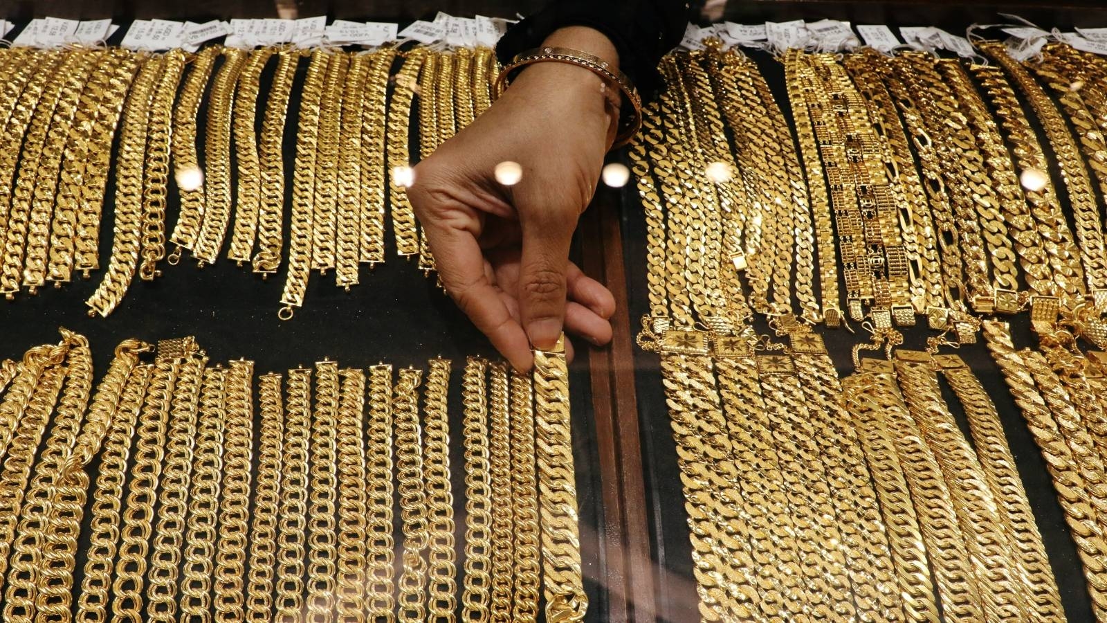 الذهب يتراجع وسط تفاؤل باحتمال وقف إطلاق النار بين روسيا وأوكرانيا