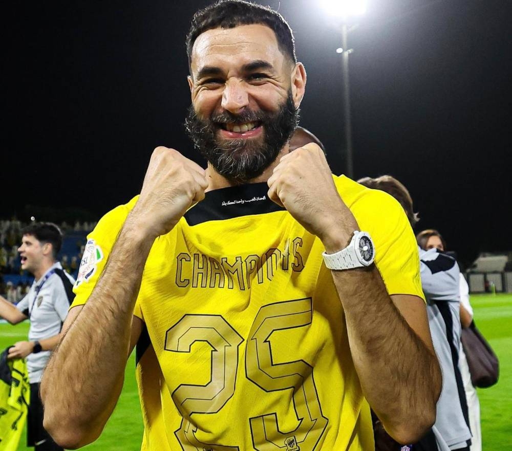 بعد حسم لقب دوري روشن السعودي .. بنزيما يشتري سيارة بأقل من دخله اليومي