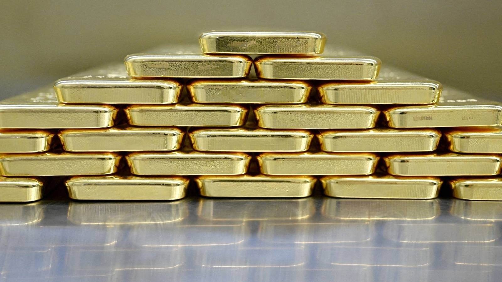 الذهب عند أعلى مستوى في أسبوع وسط ضعف الدولار وعدم يقين مالي