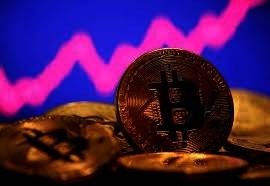 بتكوين تخترق مستوى 107 آلاف دولار قبل أن تبدد بعضا من مكاسب اليوم