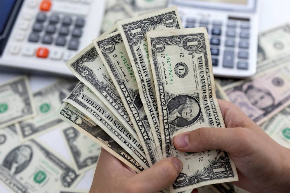 "مورجان ستانلي" يوصي بشراء الأسهم والسندات الأمريكية وتجنب الدولار