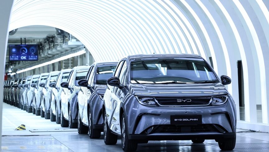 "BYD" تتفوق على "تسلا" بالمبيعات في أوروبا لأول مرة