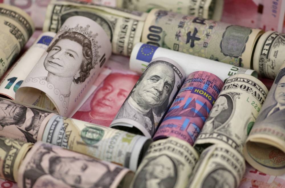 الذهب يرتفع 3 % منذ بداية الأسبوع بفعل تراجع الدولار ومخاوف المالية العامة الأمريكية