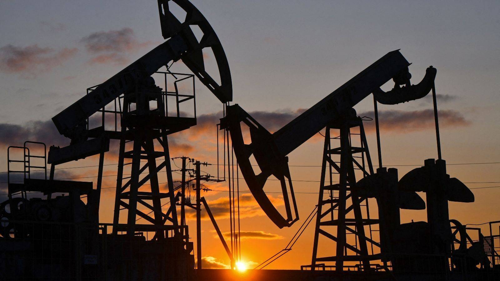 النفط يتراجع 1.6% مع ترقب محادثات التجارة بين أمريكا والصين