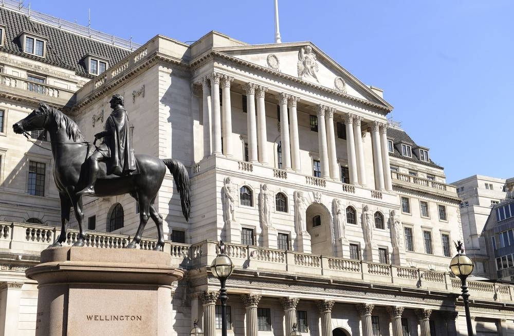 بنك إنجلترا يخفض أسعار الفائدة ربع نقطة مئوية إلى 4.25%