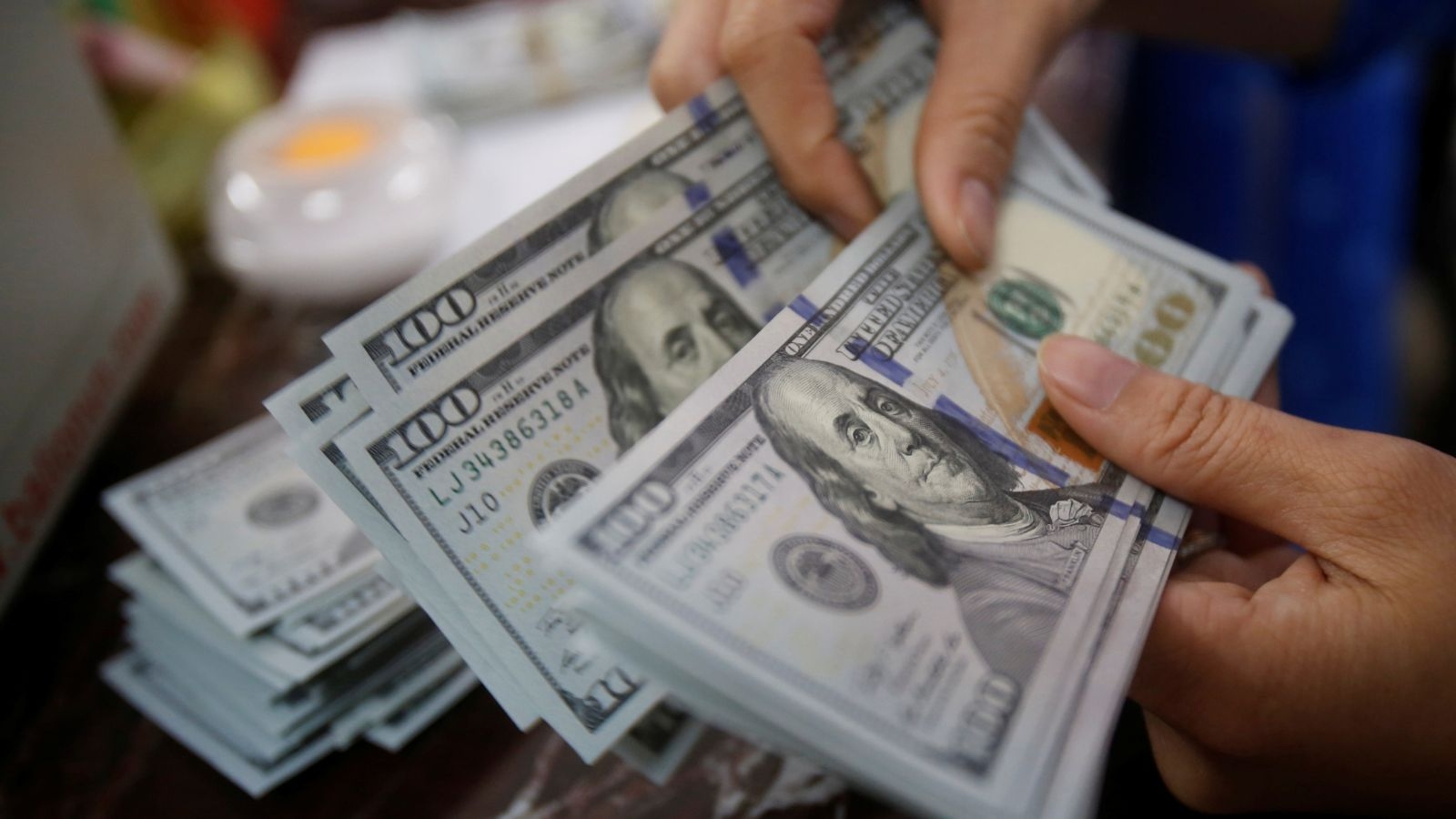 الدولار يسجل أطول سلسلة خسائر شهرية منذ 2020