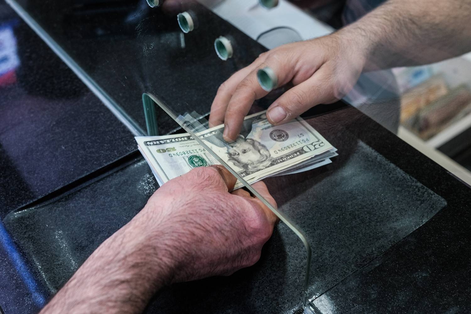 الدولار يرتفع مع ترقب المتعاملين تفاصيل المحادثات الأمريكية الصينية