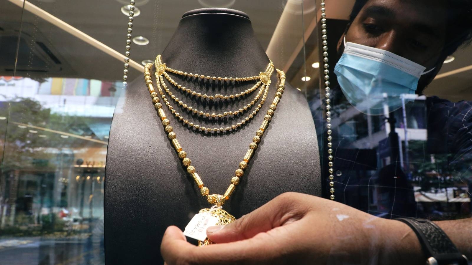 الذهب عند 3400 دولارا مع نمو الطلب وسط تصاعد القتال بين إيران وإسرائيل