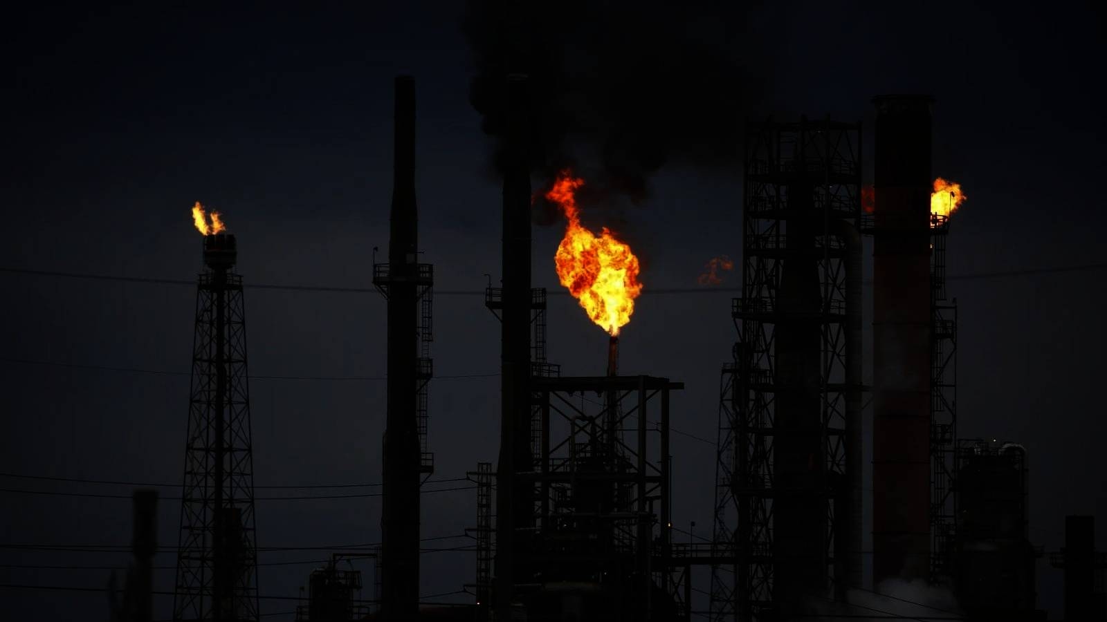 النفط يهبط 7% بعد هجوم إيران على قاعدة عسكرية أمريكية في قطر