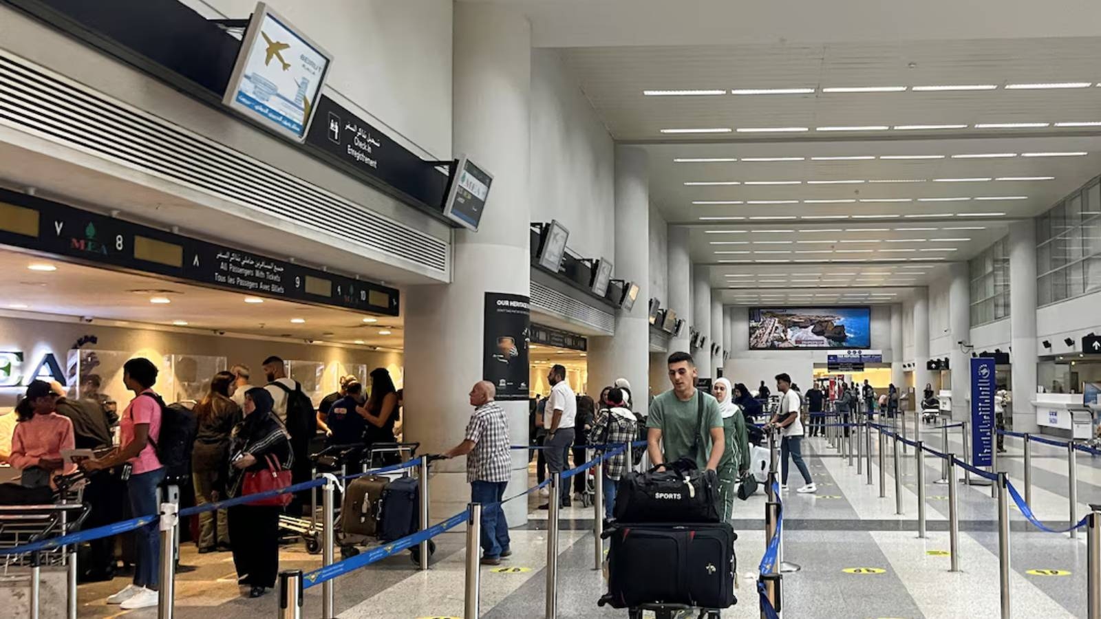 إيران تعيد فتح مجالها الجوي جزئيا بعد وقف إطلاق النار