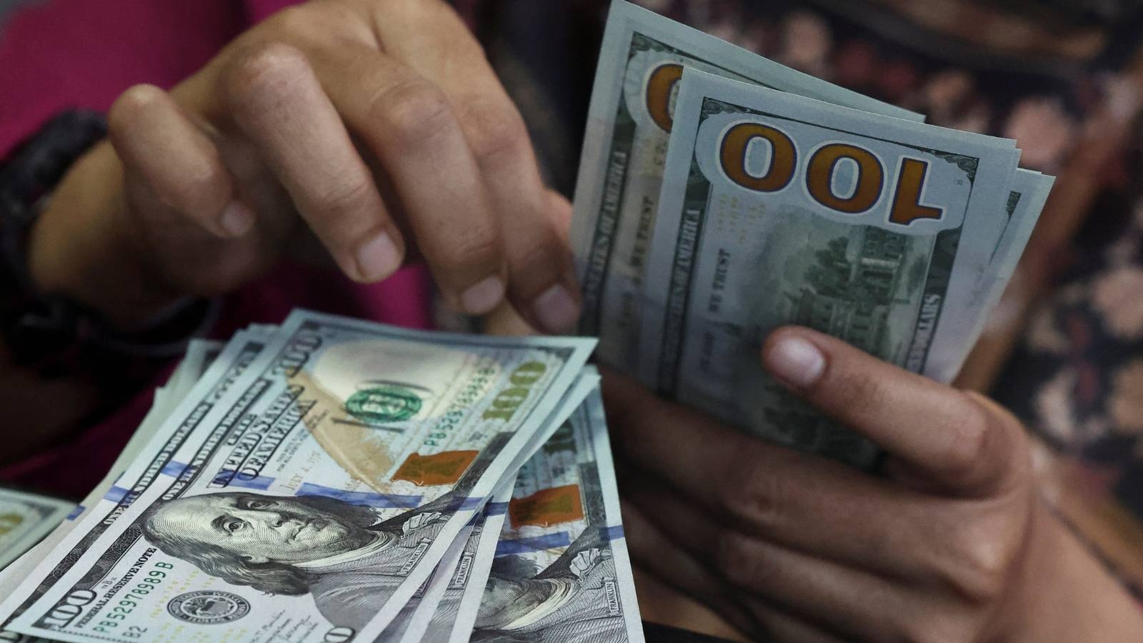 الدولار عند أدنى مستوى في 6 أسابيع مع تأثير الحرب التجارية على الاقتصاد
