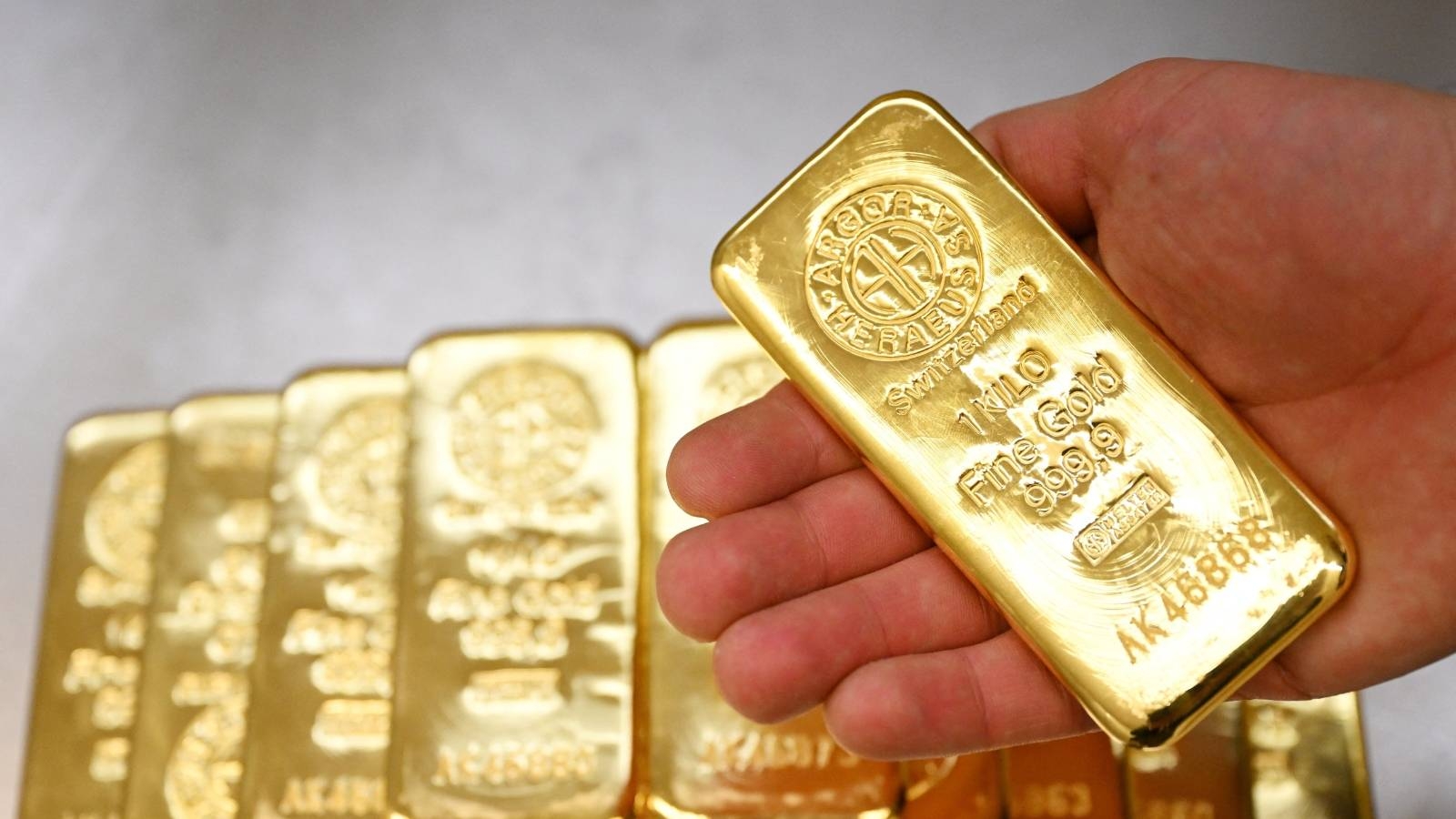 الذهب يتراجع بعد اقترابه من أعلى مستوى في 4 أسابيع مع صعود الدولار