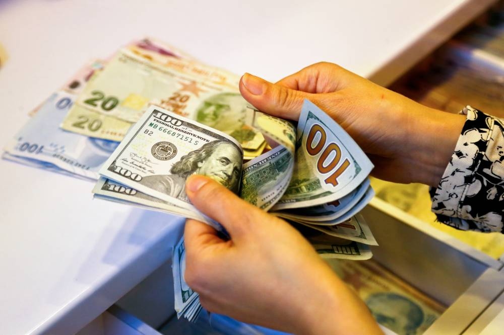 الدولار يحقق أفضل أداء أسبوعي منذ فبراير بضغط مخاوف التضخم