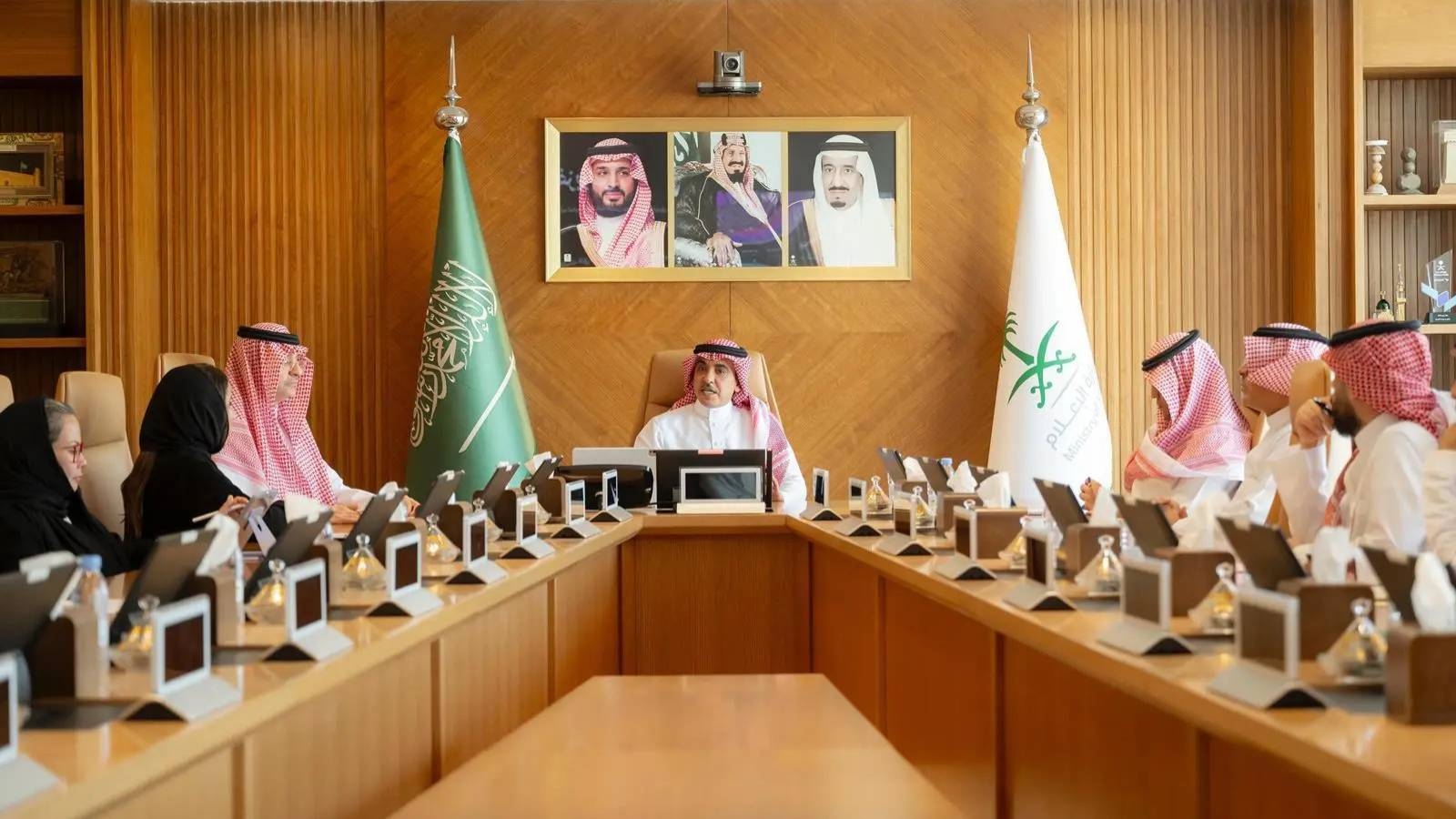وزير الإعلام يناقش مع الرئيس التنفيذي لمجموعة "SRMG" مستجدات نقل المسابقات الرياضية
