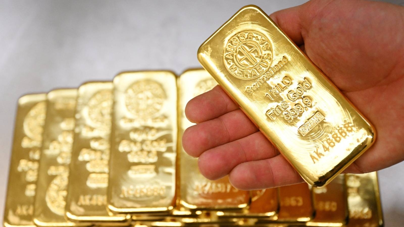 الذهب يتراجع إلى أدنى مستوى في أسبوعين بعد اتفاق أمريكي أوروبي
