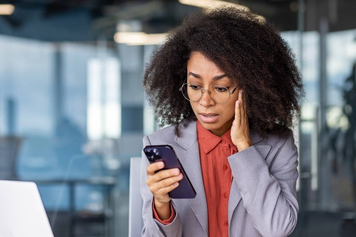 رهاب المكالمات يحرم الجيل زد من فرص العمل .. هل تكون الرسائل الصوتية الحل؟