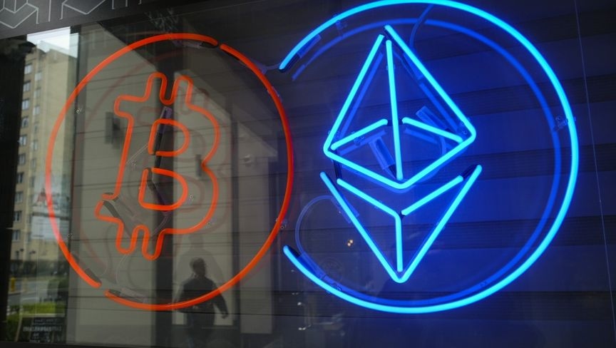 بتكوين وإيثريوم تقتربان من مستويات قياسية وسط موجة طلب جديدة