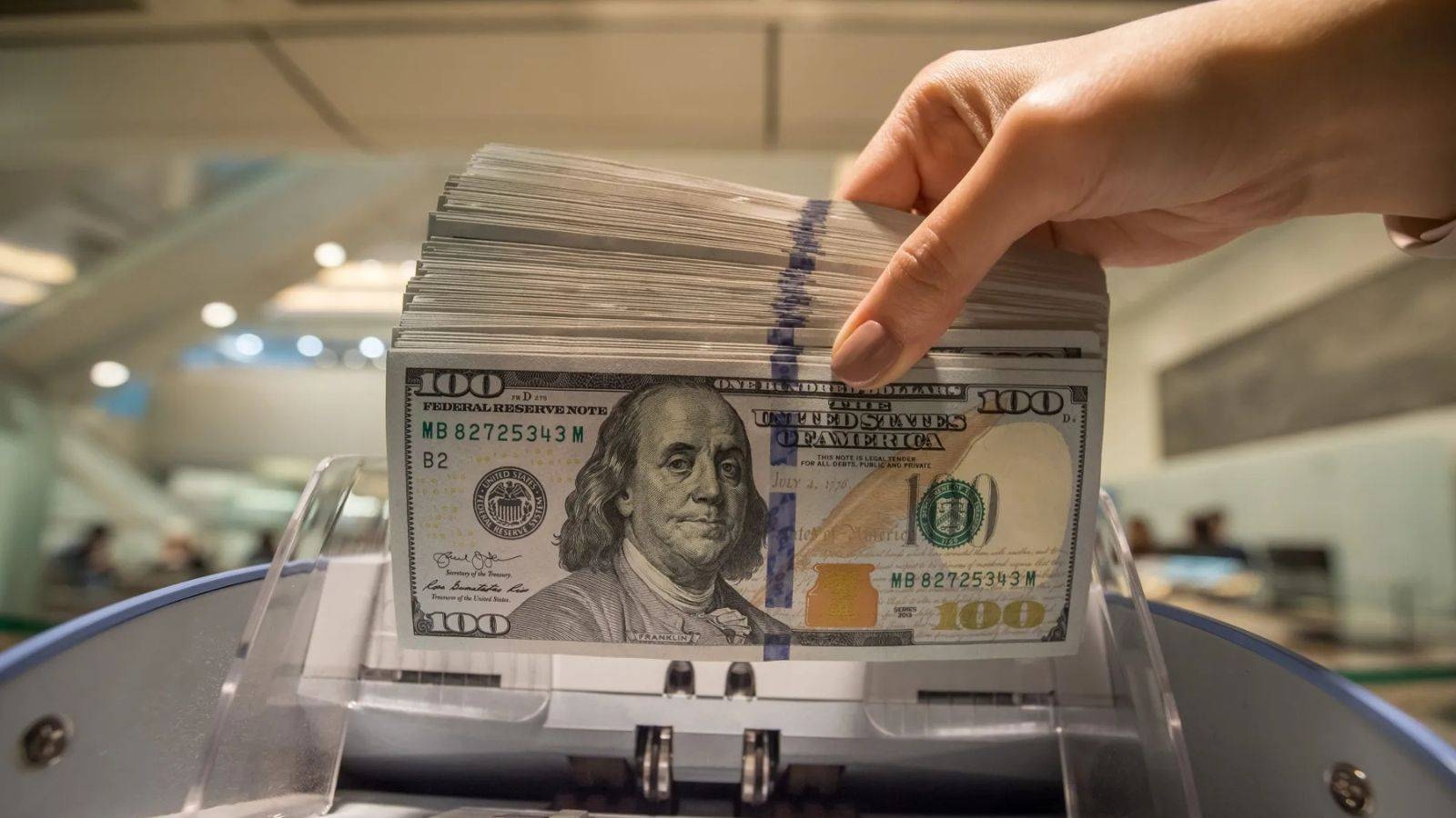 العملة الأكبر تتلقى بعض الدعم بعد تقرير وظائف عزز توقعات خفض الفائدة