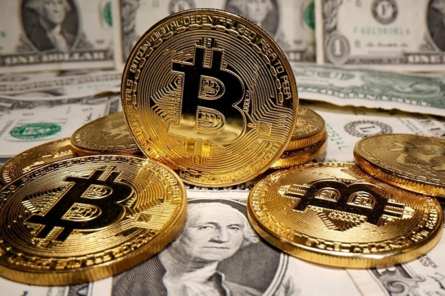 «بتكوين» تتجاوز مستوى 98 ألف دولار