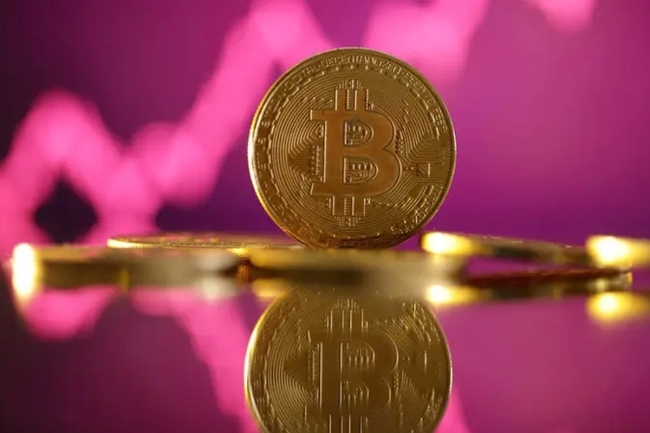 «بتكوين» تمحو مكاسبها بعد إعلان ترامب الاحتياطي المشفر