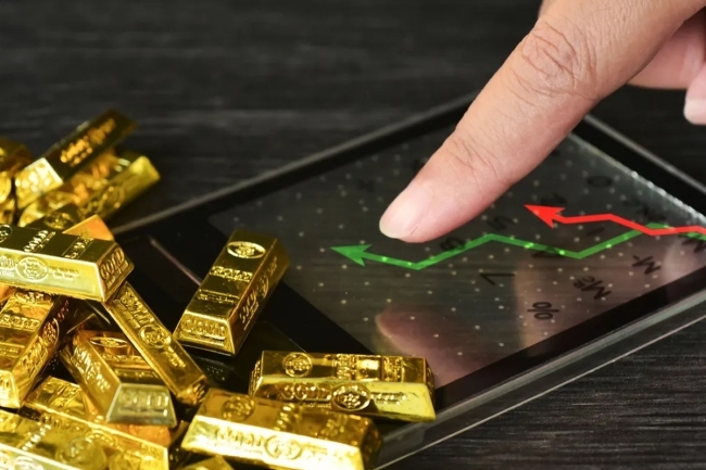 الذهب يرتفع إلى 2910 دولارات في نهاية الأسبوع الماضي