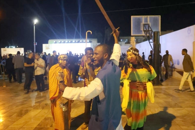 «مجموعة أهالينا» تتحدى الحرب بالرقص