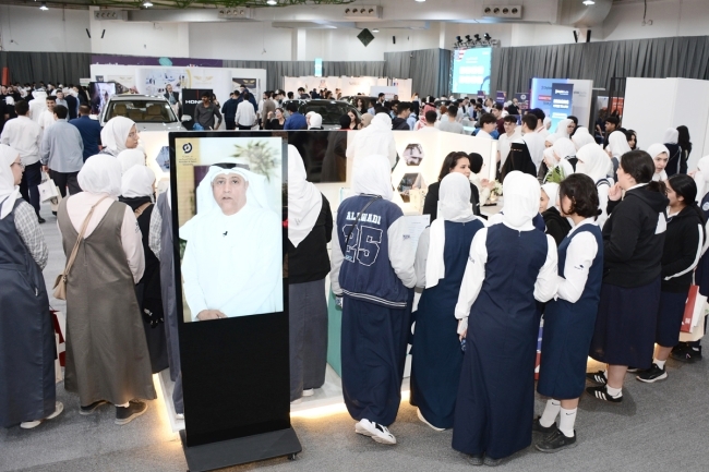 توافد طلابي على معرض «دراستي»